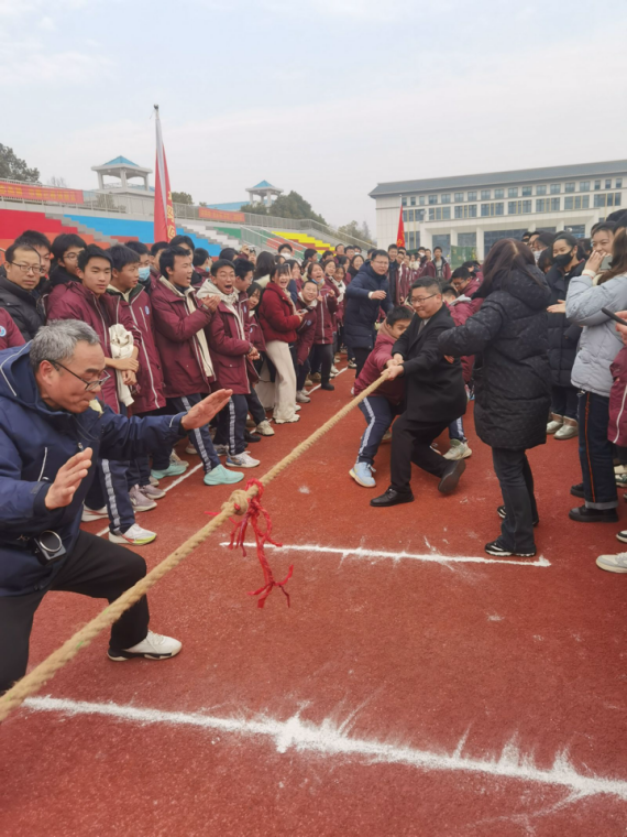 凝“绳”聚力绽风采  同心奋进迎新春 ——AG亚游高二年级举行拔河比赛